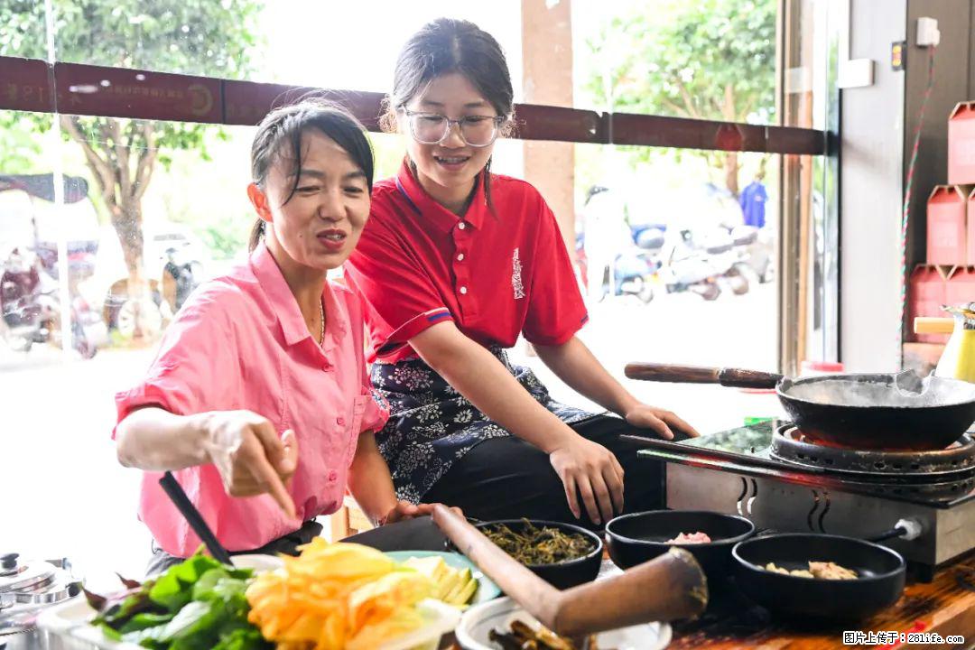 全网追的“扁担女孩”，找了一份暑假工，时薪12元 - 河池生活资讯 - 河池28生活网 hc.28life.net