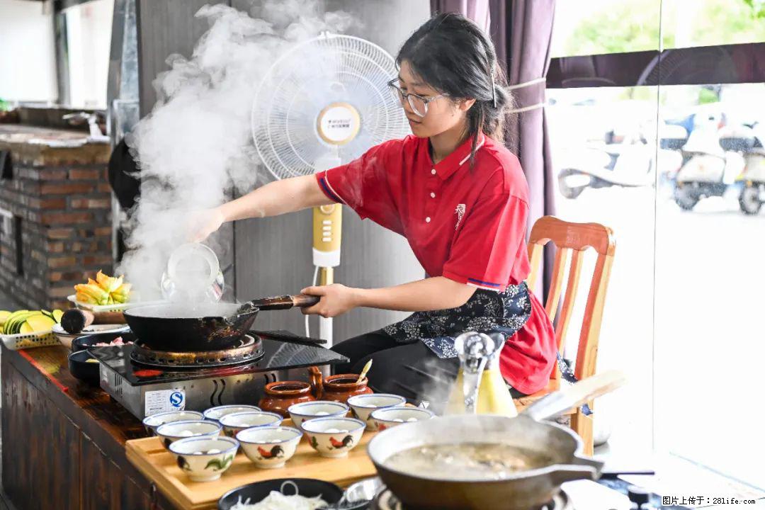 全网追的“扁担女孩”，找了一份暑假工，时薪12元 - 河池生活资讯 - 河池28生活网 hc.28life.net